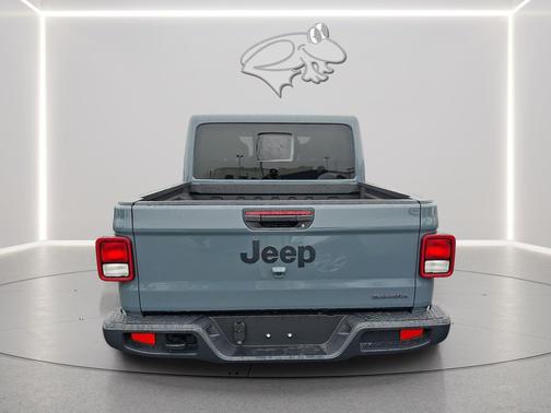 Anvil Clearcoat 2026 Jeep Gladiator Sahara 4x4