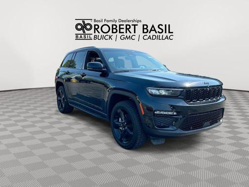 Diamond Black Crystal Pearlcoat 2024 Jeep Grand Cherokee Limited