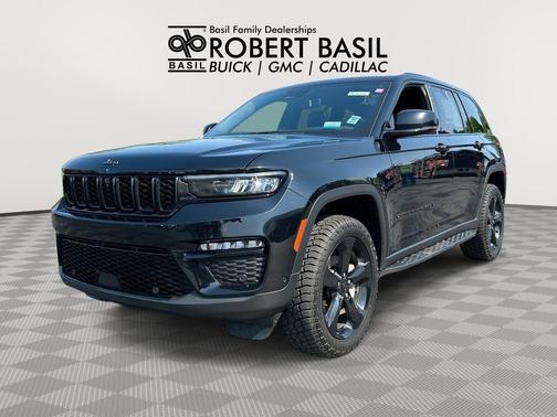 Diamond Black Crystal Pearlcoat 2024 Jeep Grand Cherokee Limited