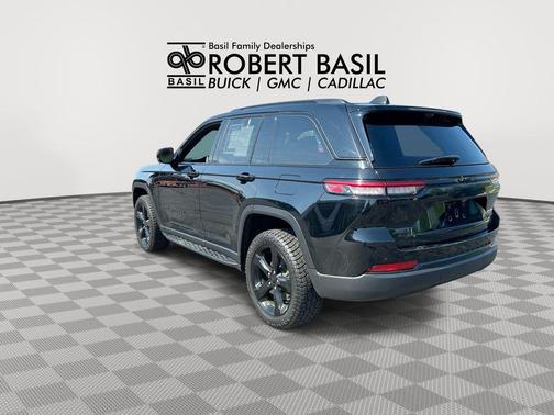 Diamond Black Crystal Pearlcoat 2024 Jeep Grand Cherokee Limited