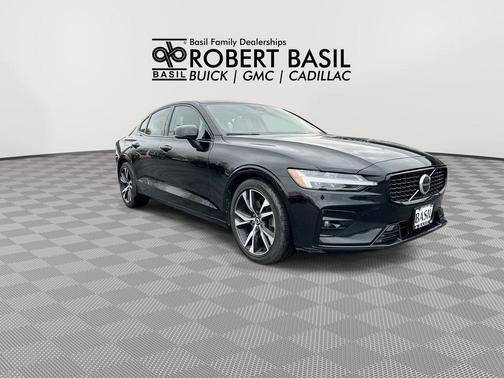 Onyx Black Metallic 2024 Volvo S60 B5 Core Dark Theme