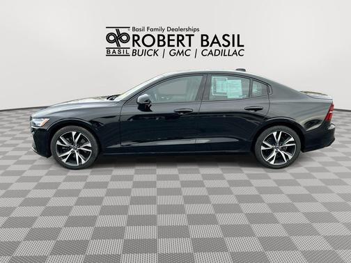 Onyx Black Metallic 2024 Volvo S60 B5 Core Dark Theme