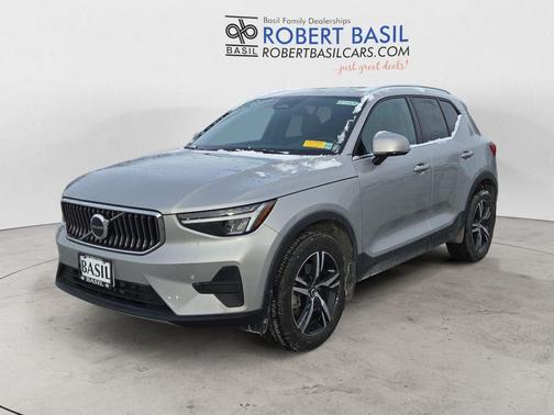 2025 Volvo XC40 B5 Core Bright Theme