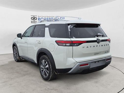 2023 Nissan Pathfinder SL 4WD