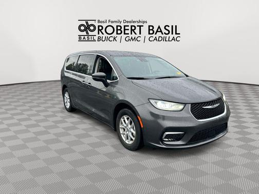 Granite Crystal Metallic Clearcoat 2023 Chrysler Pacifica Touring L