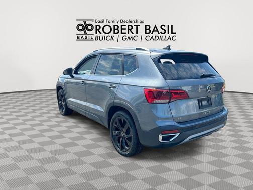 Platinum Gray Metallic 2022 Volkswagen Taos 1.5T SE