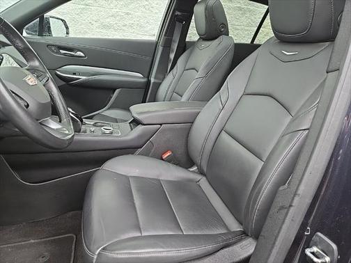 2022 Cadillac XT4 Premium Luxury