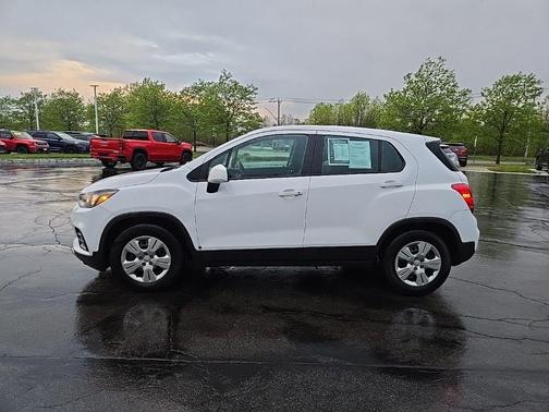 Summit White 2018 Chevrolet Trax LS