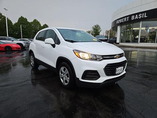Summit White 2018 Chevrolet Trax LS