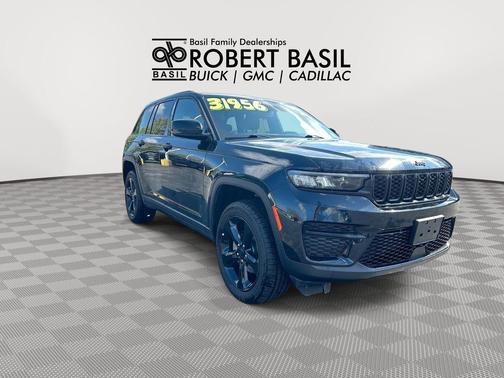 Diamond Black Crystal Pearlcoat 2023 Jeep Grand Cherokee Altitude