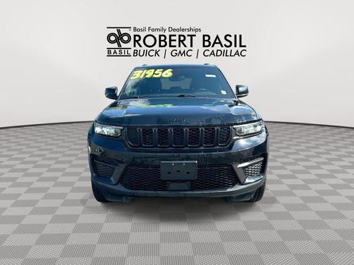 Diamond Black Crystal Pearlcoat 2023 Jeep Grand Cherokee Altitude