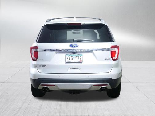 Ingot Silver Metallic 2017 Ford Explorer XLT