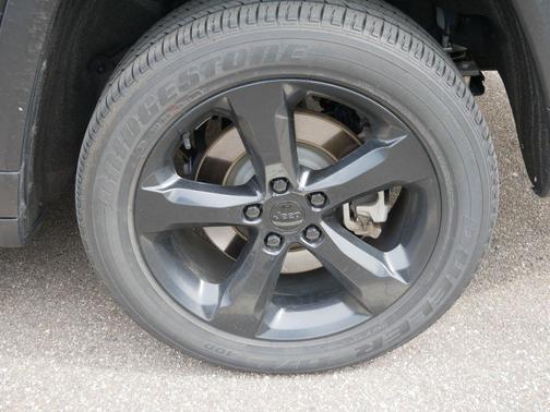 Diamond Black Crystal Pearlcoat 2024 Jeep Grand Cherokee L Altitude