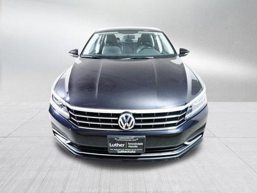 DEEP BLACK PEARL EFFECT 2017 Volkswagen Passat 1.8T SE
