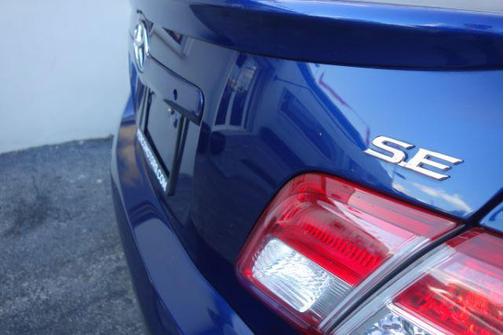 Photo 4 of 19 of 2011 Toyota Camry SE