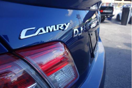 Photo 5 of 19 of 2011 Toyota Camry SE