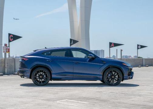 2020 Lamborghini Urus base