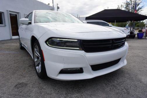 White 2016 Dodge Charger SXT