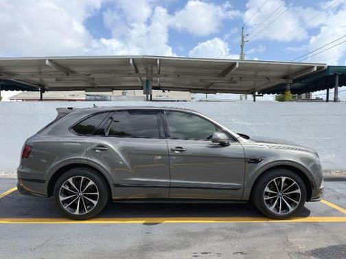Storm Grey Metallic 2018 Bentley Bentayga Black Edition