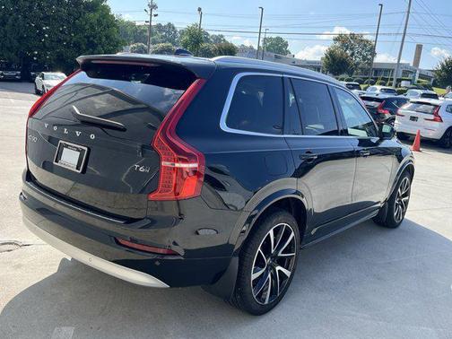 2022 Volvo XC90 T6 Momentum