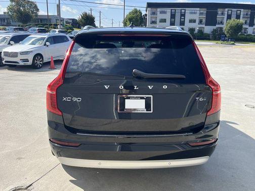 2022 Volvo XC90 T6 Momentum