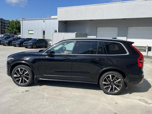 2022 Volvo XC90 T6 Momentum