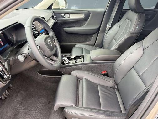 Bright Dusk Metallic 2024 Volvo XC40 B5 Plus Bright Theme