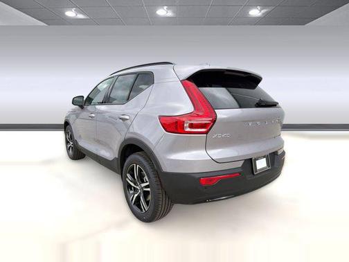 Aurora Silver 2026 Volvo XC40 Core, B4 FWD Gas (mild hybrid), Dark