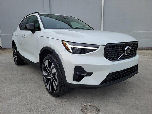 2025 Volvo XC40 B5 Ultra Dark Theme