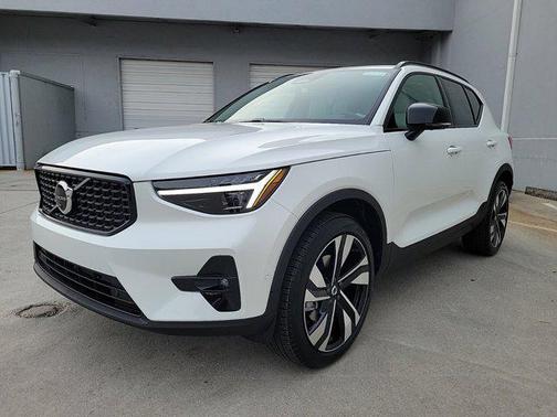 2025 Volvo XC40 B5 Ultra Dark Theme