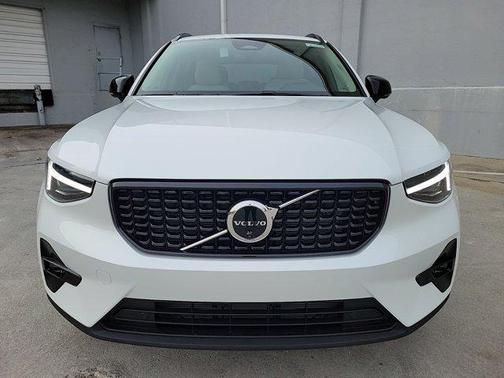 2025 Volvo XC40 B5 Ultra Dark Theme