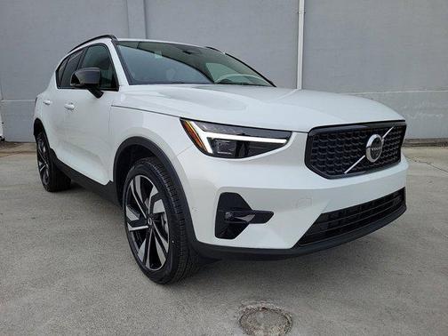 2025 Volvo XC40 B5 Ultra Dark Theme