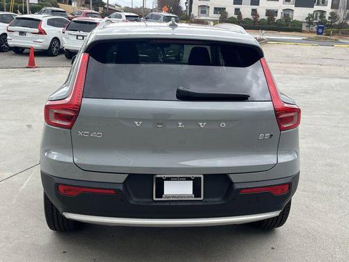 2025 Volvo XC40 B5 Core Bright Theme