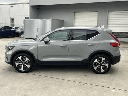 2025 Volvo XC40 B5 Core Bright Theme