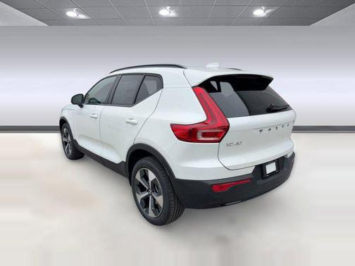 2026 Volvo XC40 Plus, B5 AWD Gas (mild hybrid), Dark