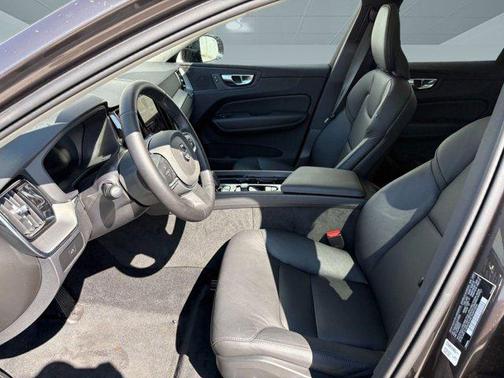 2025 Volvo XC60 B5 Core