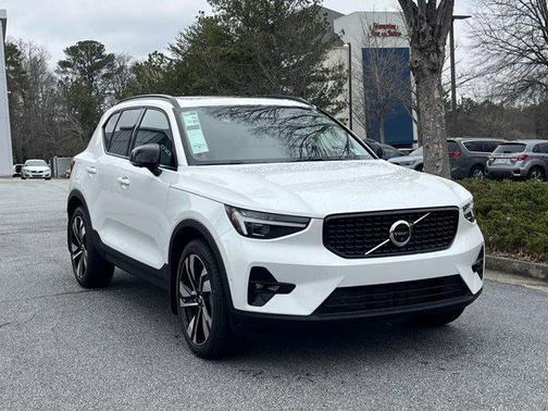 2025 Volvo XC40 B5 Ultra Dark Theme
