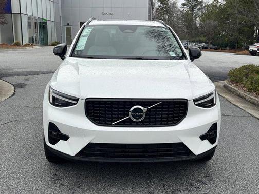 2025 Volvo XC40 B5 Ultra Dark Theme