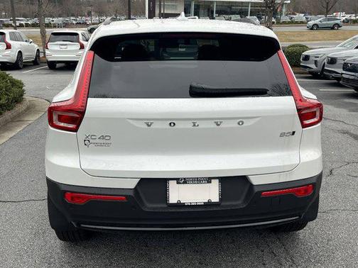2025 Volvo XC40 B5 Ultra Dark Theme