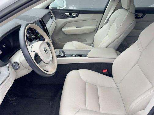 2023 Volvo XC60 Recharge Plug-In Hybrid T8 Plus Bright Theme