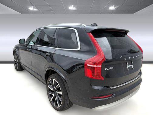 2022 Volvo XC90 T6 Momentum