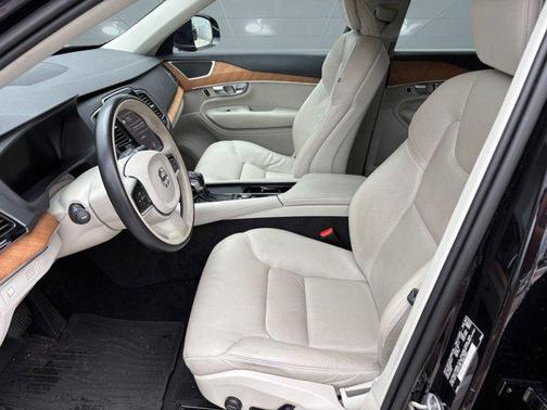 2022 Volvo XC90 T6 Momentum