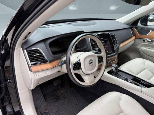 2022 Volvo XC90 T6 Momentum