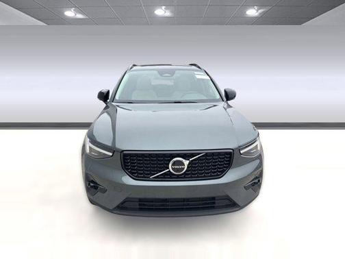 2026 Volvo XC40 Plus, B5 AWD Gas (mild hybrid), Dark