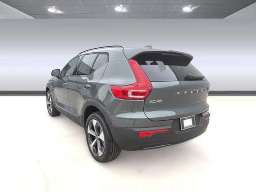 2026 Volvo XC40 Plus, B5 AWD Gas (mild hybrid), Dark