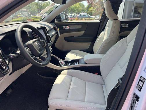 2026 Volvo XC40 B4 Plus