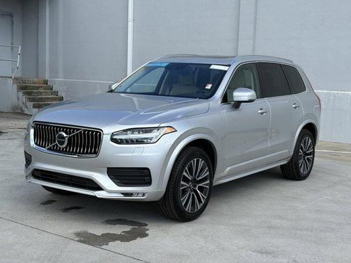 2022 Volvo XC90 T6 Momentum