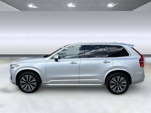 2022 Volvo XC90 T6 Momentum