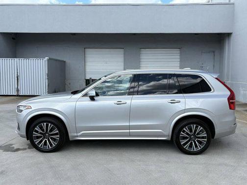 2022 Volvo XC90 T6 Momentum