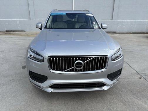 2022 Volvo XC90 T6 Momentum